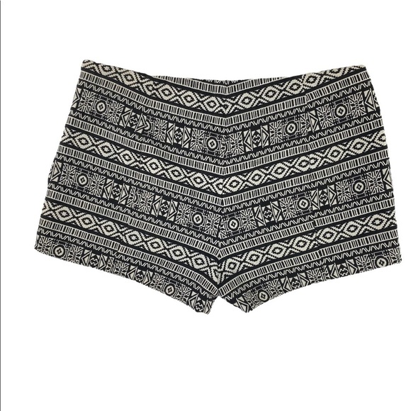 Forever 21 black & white tribal print shorts, L - Picture 4 of 11